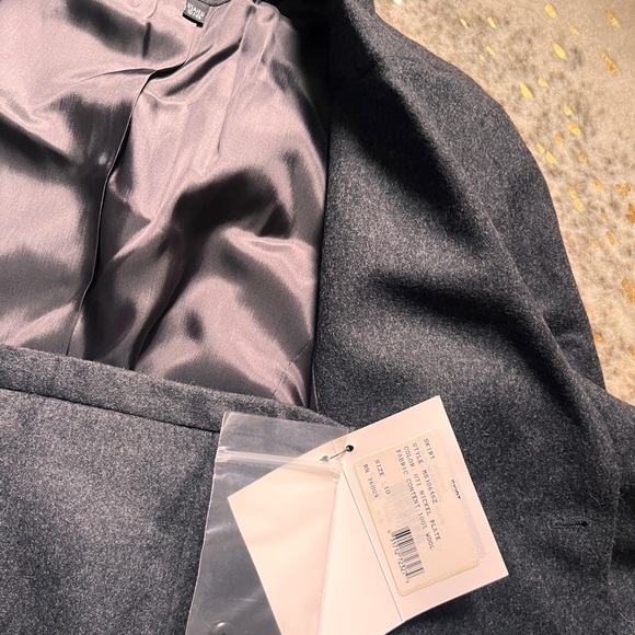 Anthrazit Calvin Klein ensemble,
100% wool, Size 10 - Picture 5 of 8